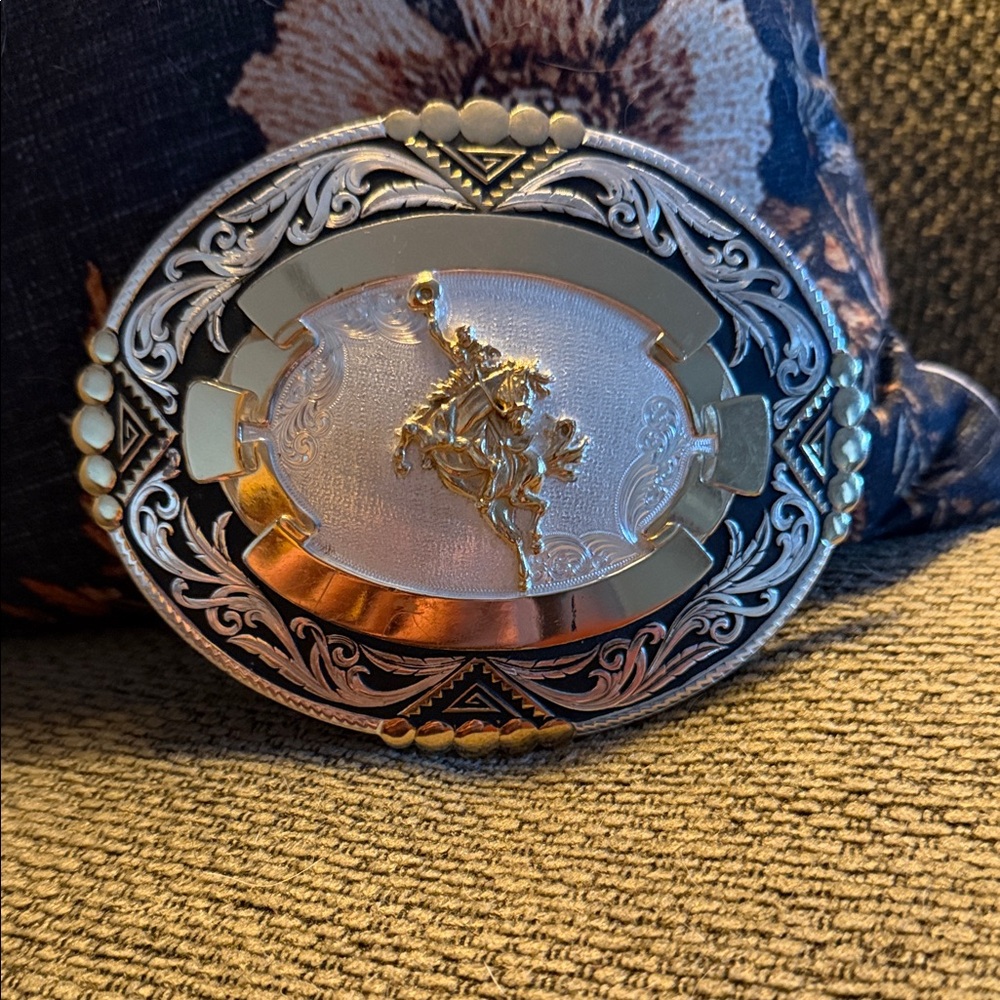 Montana Silversmiths Silver and Gold Buckle - Picture 5 of 7